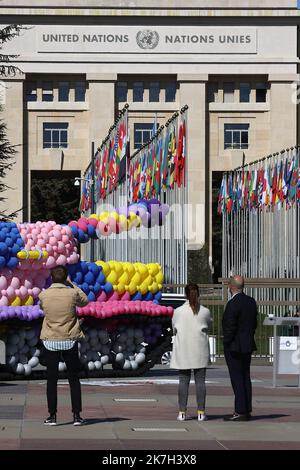 ©Francois Glories/MAXPPP - 05/04/2022 handicap International crea un carro armato a Ginevra, in Svizzera. In occasione di un nuovo ciclo di negoziati, Che si svolgerà dal 6 al 8 aprile presso le Nazioni Unite a Ginevra, handicap International sta installando un serbatoio a grandezza naturale realizzato interamente in palloncini di lattice biodegradabili di fronte alle Nazioni Unite, accanto alla sedia rotta. 50 milioni di persone sono colpite da conflitti nelle aree urbane e attualmente in Ucraina. Svizzera, Ginevra. Aprile, 05 2022. Foto Stock