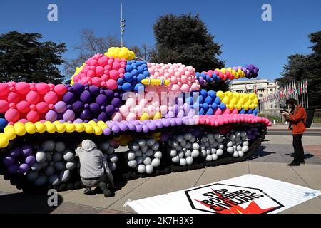 ©Francois Glories/MAXPPP - 05/04/2022 handicap International crea un carro armato a Ginevra, in Svizzera. In occasione di un nuovo ciclo di negoziati, Che si svolgerà dal 6 al 8 aprile presso le Nazioni Unite a Ginevra, handicap International sta installando un serbatoio a grandezza naturale realizzato interamente in palloncini di lattice biodegradabili di fronte alle Nazioni Unite, accanto alla sedia rotta. 50 milioni di persone sono colpite da conflitti nelle aree urbane e attualmente in Ucraina. Svizzera, Ginevra. Aprile, 05 2022. Foto Stock