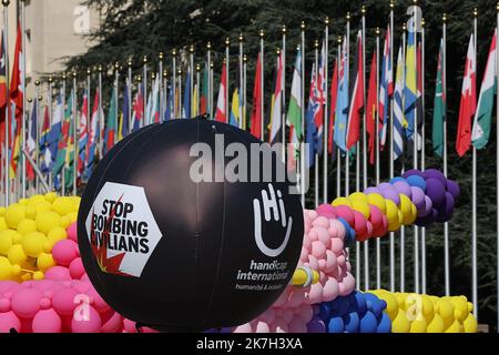 ©Francois Glories/MAXPPP - 05/04/2022 handicap International crea un carro armato a Ginevra, in Svizzera. In occasione di un nuovo ciclo di negoziati, Che si svolgerà dal 6 al 8 aprile presso le Nazioni Unite a Ginevra, handicap International sta installando un serbatoio a grandezza naturale realizzato interamente in palloncini di lattice biodegradabili di fronte alle Nazioni Unite, accanto alla sedia rotta. 50 milioni di persone sono colpite da conflitti nelle aree urbane e attualmente in Ucraina. Svizzera, Ginevra. Aprile, 05 2022. Foto Stock