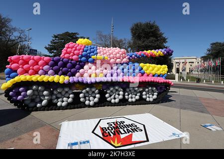 ©Francois Glories/MAXPPP - 05/04/2022 handicap International crea un carro armato a Ginevra, in Svizzera. In occasione di un nuovo ciclo di negoziati, Che si svolgerà dal 6 al 8 aprile presso le Nazioni Unite a Ginevra, handicap International sta installando un serbatoio a grandezza naturale realizzato interamente in palloncini di lattice biodegradabili di fronte alle Nazioni Unite, accanto alla sedia rotta. 50 milioni di persone sono colpite da conflitti nelle aree urbane e attualmente in Ucraina. Svizzera, Ginevra. Aprile, 05 2022. Foto Stock