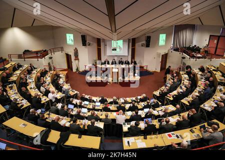 ©Manuel Blondeau/AOP Press/MAXPPP - 06/04/2022 Lourdes Eveques de France dans l hemicycle lors de l assemblee pleniere de printemps des eveques de France le 6 Avril 2022 au Sanctuaire Notre-Dame a Lourdes, France. Lourdes (Francia), aprile 6th 2022 Assemblea Plenaria primaverile dei Vescovi di Francia 2022 Foto Stock