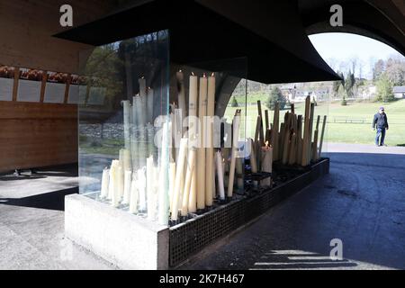 ©Manuel Blondeau/AOP Press/MAXPPP - 05/04/2022 Lourdes Illustration cierges et chapelle des lumieres, le 5 Avril 2022 au Sanctuaire Notre-Dame a Lourdes, Francia. - Lourdes, Francia, aprile 6th 2022 candele grandi e giganti nella cappella delle luci Foto Stock