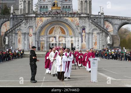 ©Manuel Blondeau/AOP Press/MAXPPP - 06/04/2022 Lourdes Illustration eveques de France lors de l'assemblee pleniere de printemps des eveques de France le 6 Avril 2022 au Sanctuaire Notre-Dame a Lourdes, France. - Lourdes, Francia, 6th 2022 aprile Assemblea Plenaria primaverile dei Vescovi di Francia 2022 Foto Stock