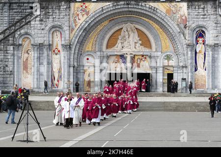 ©Manuel Blondeau/AOP Press/MAXPPP - 06/04/2022 Lourdes Illustration eveques de France lors de l'assemblee pleniere de printemps des eveques de France le 6 Avril 2022 au Sanctuaire Notre-Dame a Lourdes, France. - Lourdes, Francia, 6th 2022 aprile Assemblea Plenaria primaverile dei Vescovi di Francia 2022 Foto Stock