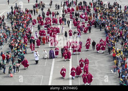 ©Manuel Blondeau/AOP Press/MAXPPP - 06/04/2022 Lourdes Illustration eveques de France lors de l'assemblee pleniere de printemps des eveques de France le 6 Avril 2022 au Sanctuaire Notre-Dame a Lourdes, France. - Lourdes, Francia, 6th 2022 aprile Assemblea Plenaria primaverile dei Vescovi di Francia 2022 Foto Stock