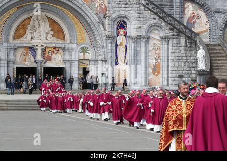 ©Manuel Blondeau/AOP Press/MAXPPP - 06/04/2022 Lourdes Illustration eveques de France lors de l'assemblee pleniere de printemps des eveques de France le 6 Avril 2022 au Sanctuaire Notre-Dame a Lourdes, France. - Lourdes, Francia, 6th 2022 aprile Assemblea Plenaria primaverile dei Vescovi di Francia 2022 Foto Stock