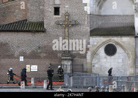 ©PHOTOPQR/LA DEPECHE DU MIDI/XAVIER DE FENOYL ; TOULOUSE ; 08/04/2022 ; CATHÉDRALE ST-ETIENNE / EN PLEINE MESSE UN HOMME A ABANDONNE UN PAQUET APRES AVOIR BOUSCULE LE SACRISTAIN / LES LIEUX ONT EVACUES ET LES DEMINEURS APPELES / LE COLOMANE, CONGENAISIN - TOULOUSE FRANCIA APRILE 8TH 2022 CATTEDRALE DI ST-ETIENNE / DURANTE UNA MESSA UN UOMO HA ABBANDONATO UN PACCHETTO DOPO AVER OSPITATO IL SACRISTAN / I LOCALI SONO STATI EVACUATI E I DEMINERS CHIAMATO / IL PACCHETTO CONTENEVA UN DISPOSITIVO ESPLOSIVO ARTIGIANALE Foto Stock