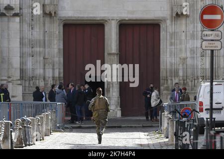 ©PHOTOPQR/LA DEPECHE DU MIDI/XAVIER DE FENOYL ; TOULOUSE ; 08/04/2022 ; CATHÉDRALE ST-ETIENNE / EN PLEINE MESSE UN HOMME A ABANDONNE UN PAQUET APRES AVOIR BOUSCULE LE SACRISTAIN / LES LIEUX ONT EVACUES ET LES DEMINEURS APPELES / LE COLOMANE, CONGENAISIN - TOULOUSE FRANCIA APRILE 8TH 2022 CATTEDRALE DI ST-ETIENNE / DURANTE UNA MESSA UN UOMO HA ABBANDONATO UN PACCHETTO DOPO AVER OSPITATO IL SACRISTAN / I LOCALI SONO STATI EVACUATI E I DEMINERS CHIAMATO / IL PACCHETTO CONTENEVA UN DISPOSITIVO ESPLOSIVO ARTIGIANALE Foto Stock