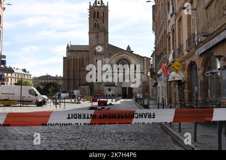 ©PHOTOPQR/LA DEPECHE DU MIDI/XAVIER DE FENOYL ; TOULOUSE ; 08/04/2022 ; CATHÉDRALE ST-ETIENNE / EN PLEINE MESSE UN HOMME A ABANDONNE UN PAQUET APRES AVOIR BOUSCULE LE SACRISTAIN / LES LIEUX ONT EVACUES ET LES DEMINEURS APPELES / LE COLOMANE, CONGENAISIN - TOULOUSE FRANCIA APRILE 8TH 2022 CATTEDRALE DI ST-ETIENNE / DURANTE UNA MESSA UN UOMO HA ABBANDONATO UN PACCHETTO DOPO AVER OSPITATO IL SACRISTAN / I LOCALI SONO STATI EVACUATI E I DEMINERS CHIAMATO / IL PACCHETTO CONTENEVA UN DISPOSITIVO ESPLOSIVO ARTIGIANALE Foto Stock