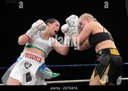 ©PHOTOPQR/VOIX DU NORD/Marc Demeure ; 08/04/2022 ; Grande Synthe le 08/04/2022. Championat Europe Feminin Super welter, Priscilla Peterle contre Marianne Ahlborg. Foto MARC DEMEURE / la Voix Du Nord. campionato europeo di boxe Foto Stock