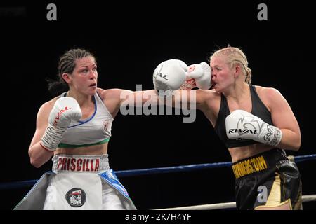 ©PHOTOPQR/VOIX DU NORD/Marc Demeure ; 08/04/2022 ; Grande Synthe le 08/04/2022. Championat Europe Feminin Super welter, Priscilla Peterle contre Marianne Ahlborg. Foto MARC DEMEURE / la Voix Du Nord. campionato europeo di boxe Foto Stock