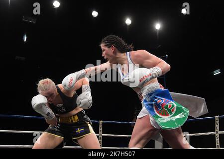 ©PHOTOPQR/VOIX DU NORD/Marc Demeure ; 08/04/2022 ; Grande Synthe le 08/04/2022. Championat Europe Feminin Super welter, Priscilla Peterle contre Marianne Ahlborg. Foto MARC DEMEURE / la Voix Du Nord. campionato europeo di boxe Foto Stock