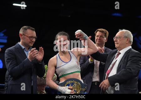 ©PHOTOPQR/VOIX DU NORD/Marc Demeure ; 08/04/2022 ; Grande Synthe le 08/04/2022. Championat Europe Feminin Super welter, Priscilla Peterle contre Marianne Ahlborg. Foto MARC DEMEURE / la Voix Du Nord. campionato europeo di boxe Foto Stock