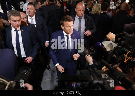 ©PHOTOPQR/LE PARISIEN/olivier corsan ; Paris ; 10/04/2022 ; Paris, France, le 10 avril 2022. Emmanuel Macron, le president-candidat de LREM la République en Marche à l'élection présidentielle a réuni pour cette soirée du Premier tour ses soutiens dans le hall 6 du parc d'exposition de la Porte de Versailles. MAG2022 Emmanuel Macron, presidente candidato di LREM la République en Marche alle elezioni presidenziali, ha riunito i suoi sostenitori per questa sera del primo round nel padiglione 6 del centro espositivo Porte de Versailles. Foto Stock