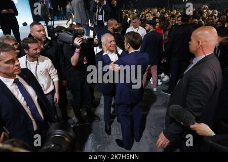 ©PHOTOPQR/LE PARISIEN/olivier corsan ; Paris ; 10/04/2022 ; Paris, France, le 10 avril 2022. Emmanuel Macron, le president-candidat de LREM la République en Marche à l'élection présidentielle a réuni pour cette soirée du Premier tour ses soutiens dans le hall 6 du parc d'exposition de la Porte de Versailles. Avec Francois Patriat MAG2022 Emmanuel Macron, presidente candidato di LREM la République en Marche alle elezioni presidenziali, ha riunito i suoi sostenitori per questa sera del primo turno nel padiglione 6 del centro espositivo Porte de Versailles. Foto Stock