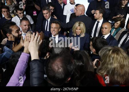 ©PHOTOPQR/LE PARISIEN/olivier corsan ; Paris ; 10/04/2022 ; Paris, France, le 10 avril 2022. Emmanuel Macron, le president-candidat de LREM la République en Marche à l'élection présidentielle a réuni pour cette soirée du Premier tour ses soutiens dans le hall 6 du parc d'exposition de la Porte de Versailles. Avec Brigitte Macron MAG2022 Emmanuel Macron, il presidente-candidato di LREM la République en Marche alle elezioni presidenziali, ha riunito i suoi sostenitori per questa sera del primo turno nel padiglione 6 del centro espositivo Porte de Versailles. Foto Stock