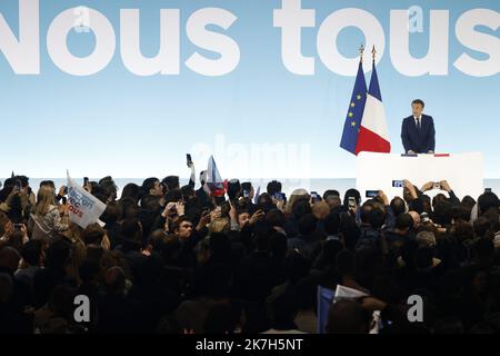 ©PHOTOPQR/LE PARISIEN/olivier corsan ; Paris ; 10/04/2022 ; Paris, France, le 10 avril 2022. Emmanuel Macron, le president-candidat de LREM la République en Marche à l'élection présidentielle a réuni pour cette soirée du Premier tour ses soutiens dans le hall 6 du parc d'exposition de la Porte de Versailles. MAG2022 Emmanuel Macron, presidente candidato di LREM la République en Marche alle elezioni presidenziali, ha riunito i suoi sostenitori per questa sera del primo round nel padiglione 6 del centro espositivo Porte de Versailles. Foto Stock