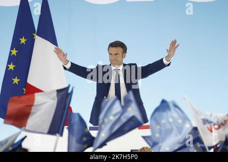 ©PHOTOPQR/LE PARISIEN/olivier corsan ; Paris ; 10/04/2022 ; Paris, France, le 10 avril 2022. Emmanuel Macron, le president-candidat de LREM la République en Marche à l'élection présidentielle a réuni pour cette soirée du Premier tour ses soutiens dans le hall 6 du parc d'exposition de la Porte de Versailles. MAG2022 Emmanuel Macron, presidente candidato di LREM la République en Marche alle elezioni presidenziali, ha riunito i suoi sostenitori per questa sera del primo round nel padiglione 6 del centro espositivo Porte de Versailles. Foto Stock