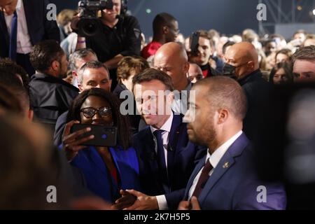 ©PHOTOPQR/LE PARISIEN/olivier corsan ; Paris ; 10/04/2022 ; Paris, France, le 10 avril 2022. Emmanuel Macron, le president-candidat de LREM la République en Marche à l'élection présidentielle a réuni pour cette soirée du Premier tour ses soutiens dans le hall 6 du parc d'exposition de la Porte de Versailles. MAG2022 Emmanuel Macron, presidente candidato di LREM la République en Marche alle elezioni presidenziali, ha riunito i suoi sostenitori per questa sera del primo round nel padiglione 6 del centro espositivo Porte de Versailles. Foto Stock