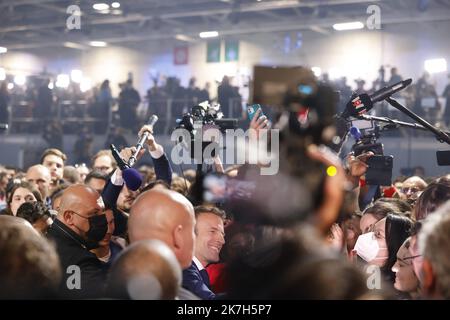 ©PHOTOPQR/LE PARISIEN/olivier corsan ; Paris ; 10/04/2022 ; Paris, France, le 10 avril 2022. Emmanuel Macron, le president-candidat de LREM la République en Marche à l'élection présidentielle a réuni pour cette soirée du Premier tour ses soutiens dans le hall 6 du parc d'exposition de la Porte de Versailles. MAG2022 Emmanuel Macron, presidente candidato di LREM la République en Marche alle elezioni presidenziali, ha riunito i suoi sostenitori per questa sera del primo round nel padiglione 6 del centro espositivo Porte de Versailles. Foto Stock