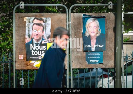 ©PHOTOPQR/LA MONTAGNE/Jérémie FULLERINGER ; ; 14/04/2022 ; Presidente delle elezioni 2022, scrutin, Seconda tournée, affiche de campagne, Emmanuel MACRON et Marine LE PEN, Aurillac, Cantal, 14/04/2022. Foto Jeremie Fulleringer - elezioni presidenziali del 2022, elezioni, secondo turno, poster della campagna, Marine LE PEN e Emmanuel MACRON, Foto Stock