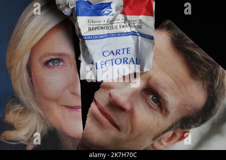 ©PHOTOPQR/LE PARISIEN/LP / Arnaud Journois ; PARIS ; 11/04/2022 ; ELEZIONE PRESIDENTIELLE 2022 , EMMANUEL MACRON ET MARINE LE PEN SI QUALIFICA POUR LE DEUXIEME TOUR / ILLUSTRATION , SUPERPOSITION DES PROFESSIONNELLE DE FOI DES DEUX CANDIDATS , CARTE ELECTORALE - IL PRESIDENTE DELLA REPUBBLICA CANDIDATO ALLA RIELEZIONE EMMANUEL MACRON IN VIAGGIO A LE HAVRE Foto Stock