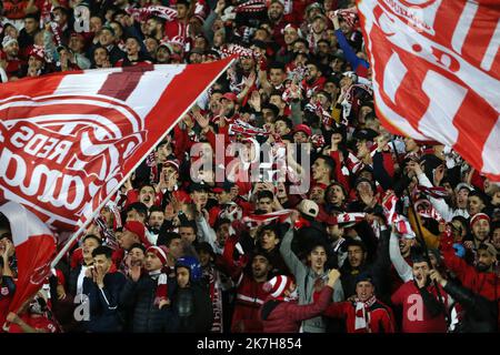 ©Billel Bensalem / APP/MAXPPP - Les Fans de CR Belouizdad applaudissent l'équipe lors du quart de finale de la Ligue des Champions de la CAF 2022, match de football entre le CR Belouizdad et le dad Casablanca au stade du 5 Wyjuillet à Alger, Algérie, le 16 avril , 2022 - CAF Champions League Algeria 16 aprile 2022 Foto Stock