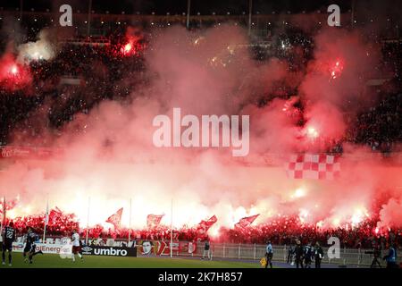 ©Billel Bensalem / APP/MAXPPP - Les Fans de CR Belouizdad applaudissent l'équipe lors du quart de finale de la Ligue des Champions de la CAF 2022, match de football entre le CR Belouizdad et le dad Casablanca au stade du 5 Wyjuillet à Alger, Algérie, le 16 avril , 2022 - CAF Champions League Algeria 16 aprile 2022 Foto Stock