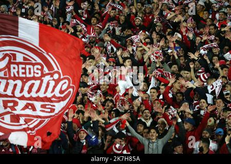 ©Billel Bensalem / APP/MAXPPP - Les Fans de CR Belouizdad applaudissent l'équipe lors du quart de finale de la Ligue des Champions de la CAF 2022, match de football entre le CR Belouizdad et le dad Casablanca au stade du 5 Wyjuillet à Alger, Algérie, le 16 avril , 2022 - CAF Champions League Algeria 16 aprile 2022 Foto Stock