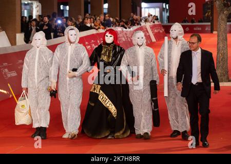 17 ottobre 2022, Roma, RM, Italia: L'artista di strada italiano Laika partecipa al tappeto rosso durante la quinta giornata della diciassettesima edizione del Rome Film Fest 2022 (Credit Image: © Matteo Nardone/Pacific Press via ZUMA Press Wire) Foto Stock