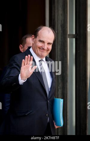 ©THOMAS PADILLA/MAXPPP - 20/04/2022 ; PARIGI, FRANCIA ; SORTIE DU CONGRÈS AU PALAIS DE L'ELYSEE. LE PREMIER MINISTRE, JEAN CASTEX. Uscire dalla riunione settimanale del gabinetto presso il palazzo presidenziale Elysee a Parigi il 20 aprile 2022. Foto Stock