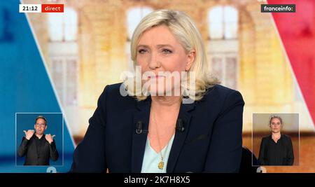 ©PHOTOPQR/SUD OUEST/Laurent THEILLET ; Bordeaux ; 20/04/2022 ; Débat 2éme tour des présidentielles Marine le Pen et Emmanuel Macron.Bordeaux le 20 avril 2022.photo Laurent THEILLET / Sud Ouest repro dibattito tv tra partito di estrema destra francese Rassemblement National (RN) candidato presidenziale Marine le Pen e Presidente francese e partito liberale la Republique manuen Marche (LREM) candidato alla rielezione Emel Macron ha trasmesso in diretta sia sul canale televisivo pubblico francese France 2 che sul canale privato francese TF1 a Saint-Denis, vicino a Parigi, il 20 aprile 2022, quattro giorni prima del secondo round Foto Stock