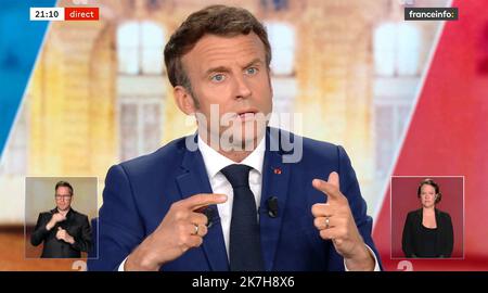 ©PHOTOPQR/SUD OUEST/Laurent THEILLET ; Bordeaux ; 20/04/2022 ; Débat 2éme tour des présidentielles Marine le Pen et Emmanuel Macron.Bordeaux le 20 avril 2022.photo Laurent THEILLET / Sud Ouest repro dibattito tv tra partito di estrema destra francese Rassemblement National (RN) candidato presidenziale Marine le Pen e Presidente francese e partito liberale la Republique manuen Marche (LREM) candidato alla rielezione Emel Macron ha trasmesso in diretta sia sul canale televisivo pubblico francese France 2 che sul canale privato francese TF1 a Saint-Denis, vicino a Parigi, il 20 aprile 2022, quattro giorni prima del secondo round Foto Stock