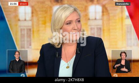 ©PHOTOPQR/SUD OUEST/Laurent THEILLET ; Bordeaux ; 20/04/2022 ; Débat 2éme tour des présidentielles Marine le Pen et Emmanuel Macron.Bordeaux le 20 avril 2022.photo Laurent THEILLET / Sud Ouest repro dibattito tv tra partito di estrema destra francese Rassemblement National (RN) candidato presidenziale Marine le Pen e Presidente francese e partito liberale la Republique manuen Marche (LREM) candidato alla rielezione Emel Macron ha trasmesso in diretta sia sul canale televisivo pubblico francese France 2 che sul canale privato francese TF1 a Saint-Denis, vicino a Parigi, il 20 aprile 2022, quattro giorni prima del secondo round Foto Stock