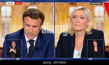 ©PHOTOPQR/SUD OUEST/Laurent THEILLET ; Bordeaux ; 20/04/2022 ; Débat 2éme tour des présidentielles Marine le Pen et Emmanuel Macron.Bordeaux le 20 avril 2022.photo Laurent THEILLET / Sud Ouest repro dibattito tv tra partito di estrema destra francese Rassemblement National (RN) candidato presidenziale Marine le Pen e Presidente francese e partito liberale la Republique manuen Marche (LREM) candidato alla rielezione Emel Macron ha trasmesso in diretta sia sul canale televisivo pubblico francese France 2 che sul canale privato francese TF1 a Saint-Denis, vicino a Parigi, il 20 aprile 2022, quattro giorni prima del secondo round Foto Stock