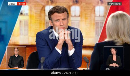 ©PHOTOPQR/SUD OUEST/Laurent THEILLET ; Bordeaux ; 20/04/2022 ; Débat 2éme tour des présidentielles Marine le Pen et Emmanuel Macron.Bordeaux le 20 avril 2022.photo Laurent THEILLET / Sud Ouest repro dibattito tv tra partito di estrema destra francese Rassemblement National (RN) candidato presidenziale Marine le Pen e Presidente francese e partito liberale la Republique manuen Marche (LREM) candidato alla rielezione Emel Macron ha trasmesso in diretta sia sul canale televisivo pubblico francese France 2 che sul canale privato francese TF1 a Saint-Denis, vicino a Parigi, il 20 aprile 2022, quattro giorni prima del secondo round Foto Stock