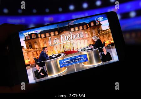 ©Mourad ALLILI/MAXPPP - 20/04/2022 Debat entre les deux tours de electionelles entre Emmanuel Macron et Marine le Pen dibattito tra il partito francese di estrema destra Rassemblement National (RN) candidato presidenziale Marine le Pen e il presidente francese e partito liberale la Republique en Marche (LREM) candidato alla rielezione Emmanuel Macron live trasmesso Sul canale televisivo pubblico francese France 2 e sul canale privato francese TF1 a Saint-Denis, vicino a Parigi, il 20 aprile 2022, quattro giorni prima del secondo turno delle elezioni presidenziali francesi. Foto Stock
