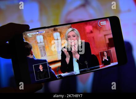 ©Mourad ALLILI/MAXPPP - 20/04/2022 Debat entre les deux tours de electionelles entre Emmanuel Macron et Marine le Pen dibattito tra il partito francese di estrema destra Rassemblement National (RN) candidato presidenziale Marine le Pen e il presidente francese e partito liberale la Republique en Marche (LREM) candidato alla rielezione Emmanuel Macron live trasmesso Sul canale televisivo pubblico francese France 2 e sul canale privato francese TF1 a Saint-Denis, vicino a Parigi, il 20 aprile 2022, quattro giorni prima del secondo turno delle elezioni presidenziali francesi. Foto Stock