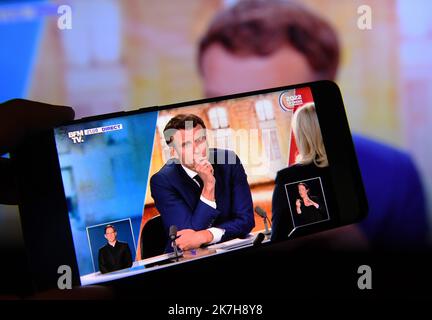 ©Mourad ALLILI/MAXPPP - 20/04/2022 Debat entre les deux tours de electionelles entre Emmanuel Macron et Marine le Pen dibattito tra il partito francese di estrema destra Rassemblement National (RN) candidato presidenziale Marine le Pen e il presidente francese e partito liberale la Republique en Marche (LREM) candidato alla rielezione Emmanuel Macron live trasmesso Sul canale televisivo pubblico francese France 2 e sul canale privato francese TF1 a Saint-Denis, vicino a Parigi, il 20 aprile 2022, quattro giorni prima del secondo turno delle elezioni presidenziali francesi. Foto Stock