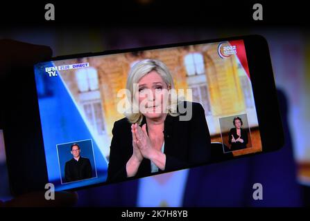©Mourad ALLILI/MAXPPP - 20/04/2022 Debat entre les deux tours de electionelles entre Emmanuel Macron et Marine le Pen dibattito tra il partito francese di estrema destra Rassemblement National (RN) candidato presidenziale Marine le Pen e il presidente francese e partito liberale la Republique en Marche (LREM) candidato alla rielezione Emmanuel Macron live trasmesso Sul canale televisivo pubblico francese France 2 e sul canale privato francese TF1 a Saint-Denis, vicino a Parigi, il 20 aprile 2022, quattro giorni prima del secondo turno delle elezioni presidenziali francesi. Foto Stock