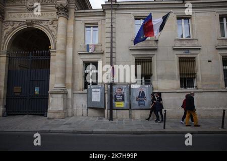 ©PHOTOPQR/LE PARISIEN/Olivier Arandel ; Paris ; 23/04/2022 ; Paris, France Samedi 23 avril 2022 Week-end de l’être 2 tours de la présidentielle 2022. Affiches dégradées des candidats Emmanuel Macron et Marine le Pen. - Parigi, Francia, 23rd 2022 aprile Un giorno prima del secondo turno delle elezioni presidenziali francesi : la gente deve scegliere tra il presidente Emmanuel Macron e il candidato di estrema destra Marine le Pen Foto Stock