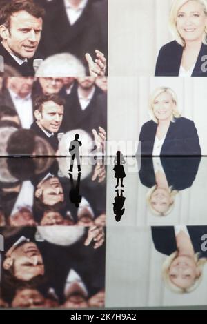 ©PHOTOPQR/LE PARISIEN/olivier corsan ; Paris ; 23/04/2022 ; Paris, France, le 23 avril 2022. le second tour de l'élection présidentielle opposera Marine le Pen la candidate de RN Rassemblement National à l'élection présidentielle à Emmanuel Macron président-candidat de LREM la Répiblique en Marche. MAG2022 - Parigi, Francia, 23rd 2022 aprile Un giorno prima del secondo turno delle elezioni presidenziali francesi : la gente deve scegliere tra il presidente Emmanuel Macron e il candidato di estrema destra Marine le Pen Foto Stock