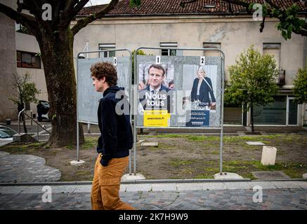 Â©PHOTOPQR/SUD OUEST/Thibault Touremonde ; Mont-de-Marsan ; 24/04/2022 ; panneaux affiches election prÃ©sidentielles 2022 emmanuel macron et marine le pen seconda visita illustrativa devant la mairie de mont de marsan - atmosfera 2nd° turno di elezioni presidenziali francesi tra Emmanuel-Macron e Marine-le-Pen Foto Stock