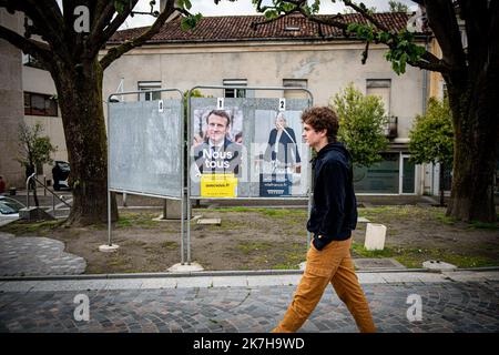 Â©PHOTOPQR/SUD OUEST/Thibault Touremonde ; Mont-de-Marsan ; 24/04/2022 ; panneaux affiches election prÃ©sidentielles 2022 emmanuel macron et marine le pen seconda visita illustrativa devant la mairie de mont de marsan - atmosfera 2nd° turno di elezioni presidenziali francesi tra Emmanuel-Macron e Marine-le-Pen Foto Stock