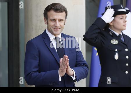 ©Sebastien Muylaert/MAXPPP - ** ARCHIVI ** EMMANUEL MACRON REELU PRESIDENT DE LA REPUBLIQUE ** ARCHIVI ** FILE ** Emmanuel Macron è stato eletto secondo mandato come presidente francese domenica sera con il 58,2% dei voti, Secondo una stima ** FILES ** Parigi 09/03/2022 il Presidente francese Emmanuel Macron attende l'arrivo del primo Ministro armeno al Palazzo Elysee di Parigi, Francia. 09.03.2022 Foto Stock