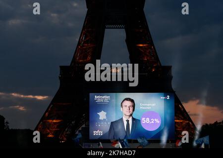 ©Julien Mattia / le Pictorium/MAXPPP - Parigi 25/04/2022 Julien Mattia / le Pictorium - 25/4/2022 - Francia / Ile-de-France / Parigi - Soiree Electorale du President de la Republique, Emmanuel Macron au Champs de Mars , a Paris le 24 Avril 2022. / 25/4/2022 - Francia / Ile-de-France (regione) / Parigi - serata elettorale del Presidente della Repubblica, Emmanuel Macron agli Champs de Mars a Parigi il 24 aprile 2022. Foto Stock