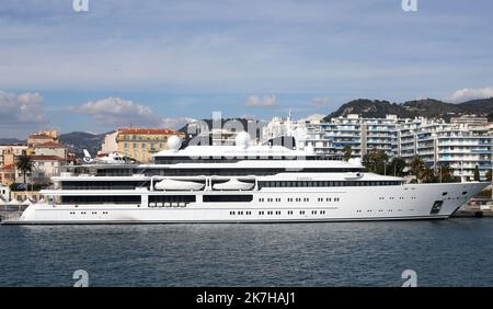 ©Francois Glories/MAXPPP - 22/04/2022 il Super Yacht KATARA (costruito nel 2010, a 124,4 metri) appartiene all'ex Emiro del Qatar, Sheikh Hamad bin Khalifa al Thani, nel porto di Nizza Francia. Marzo 16, 2013. Foto Stock