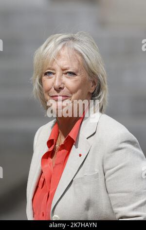 ©Sebastien Muylaert/MAXPPP - Parigi 28/04/2022 Sophie Cluzel secretaire d'etat chargee des Personnes handicap arrive sur le perron de l'Elysee pour le conseil des ministres. Parigi, 28.04.2022 - Parigi, Francia, aprile 28th 2022. Riunione settimanale del gabinetto pochi giorni dopo l'elezione del presidente francese. Forse si verificherà qualche rimpasto ministeriale prima delle elezioni legislative di giugno. Foto Stock