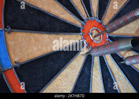 Regolamento Dart Board primo piano con le pinne di carte da gioco Foto Stock