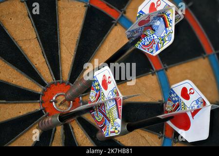Regolamento Dart Board primo piano con le pinne di carte da gioco Foto Stock